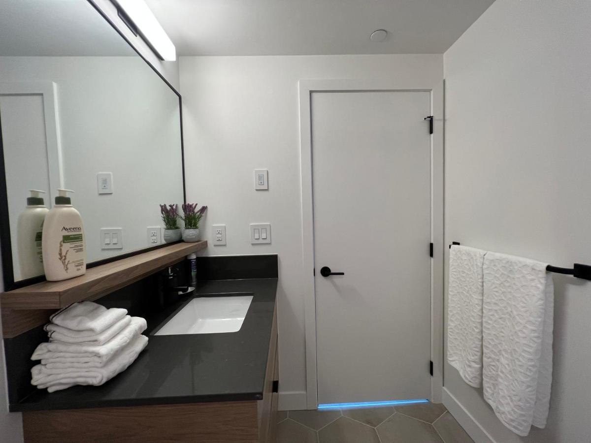 Amazing Brand New Lakeview Condo Downtown Kelowna Exterior photo